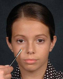 applying-concealer